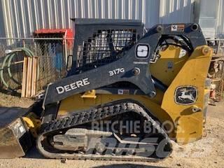 John Deere 317G Smykem řízené nakladače