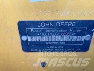 John Deere 317G Smykem řízené nakladače