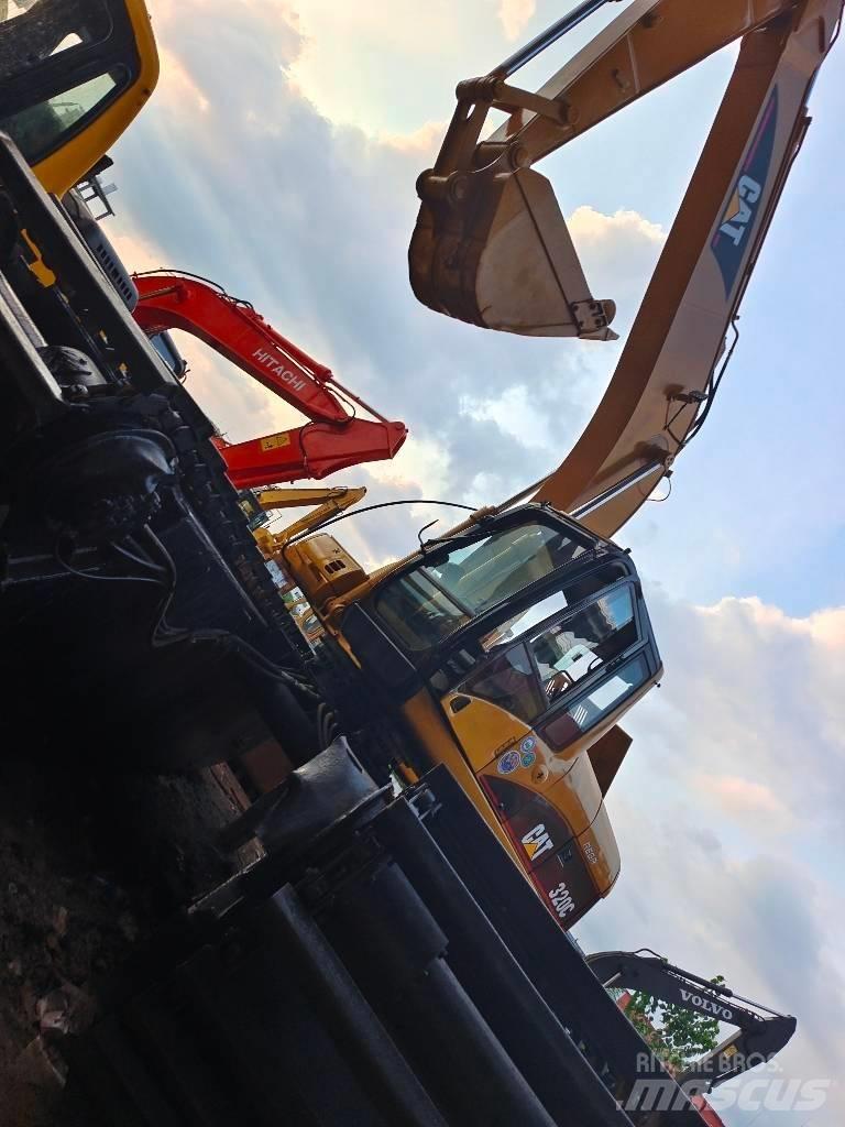 CAT 320 C Obojživelná rypadla