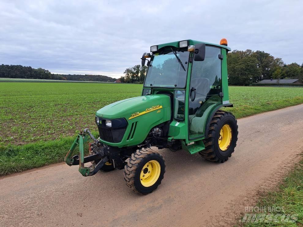 John Deere 2520 Kompaktní traktory