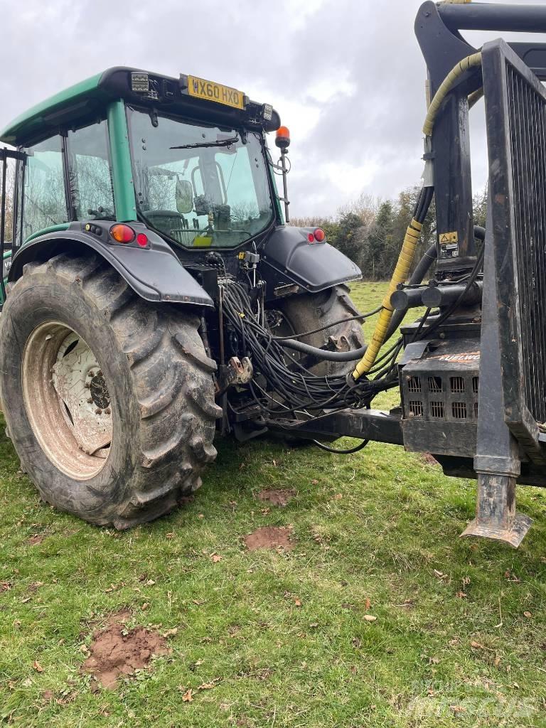 Valtra N122 Traktory