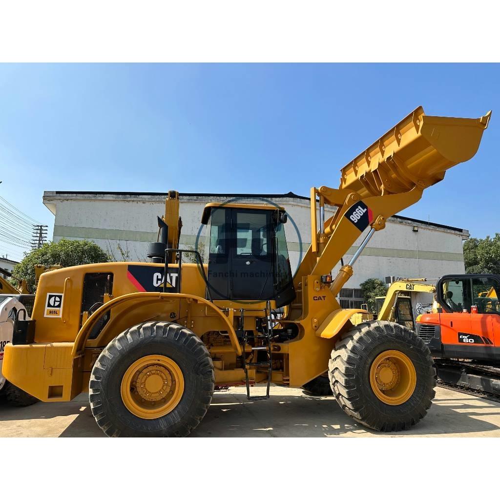 CAT 966 Kolové nakladače