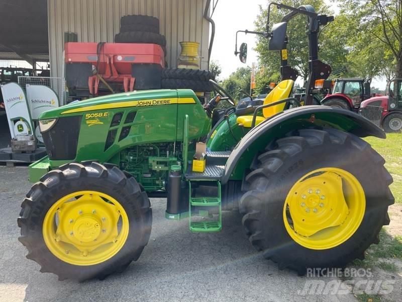 John Deere 5058E Traktory