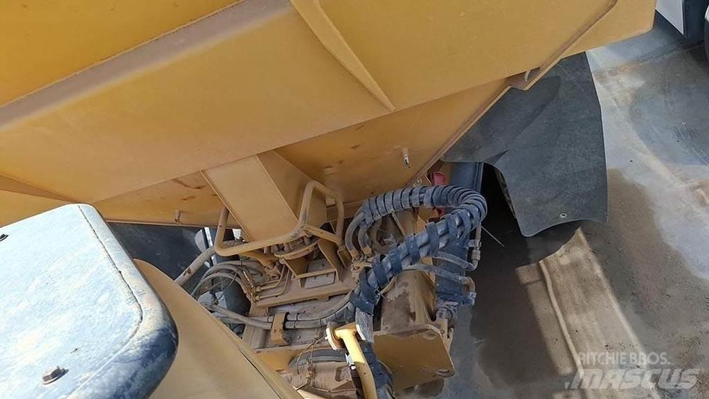 CAT 740 Další