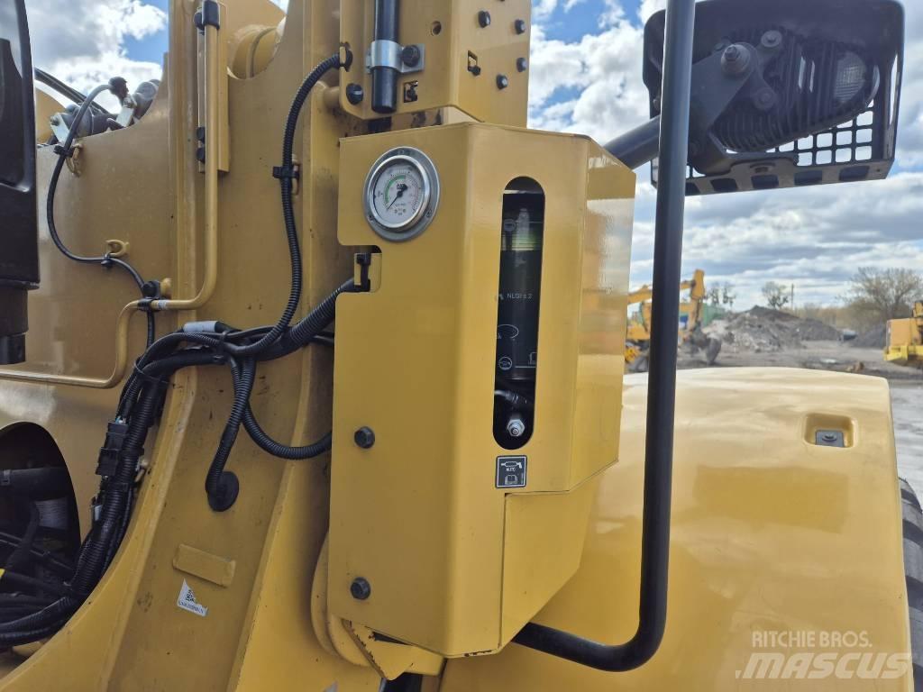 CAT 926M Kolové nakladače