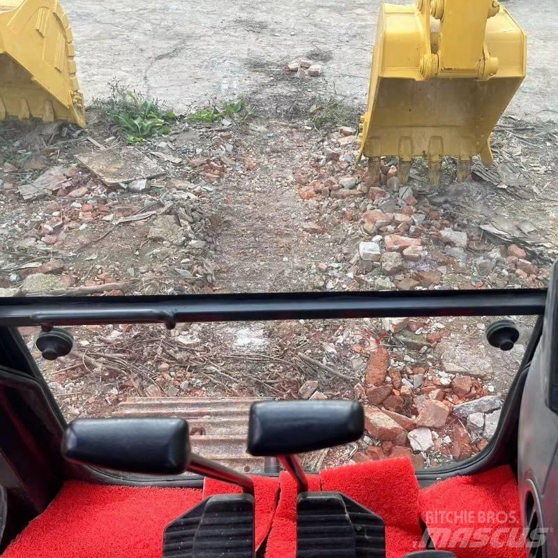 Komatsu PC 138 Pásová rýpadla