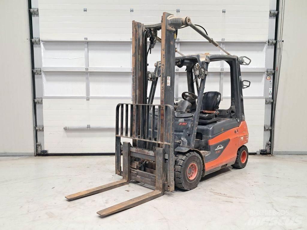 Linde E30-01 Akumulátorové vozíky