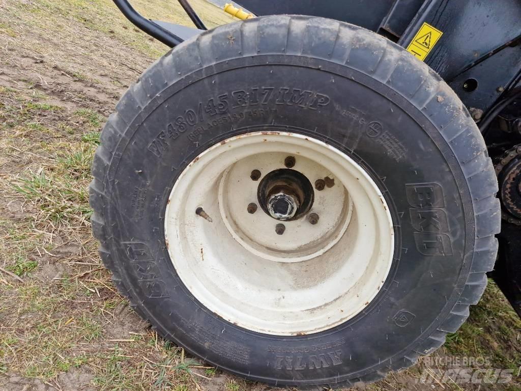 New Holland BR 750 Lis na válcové balíky
