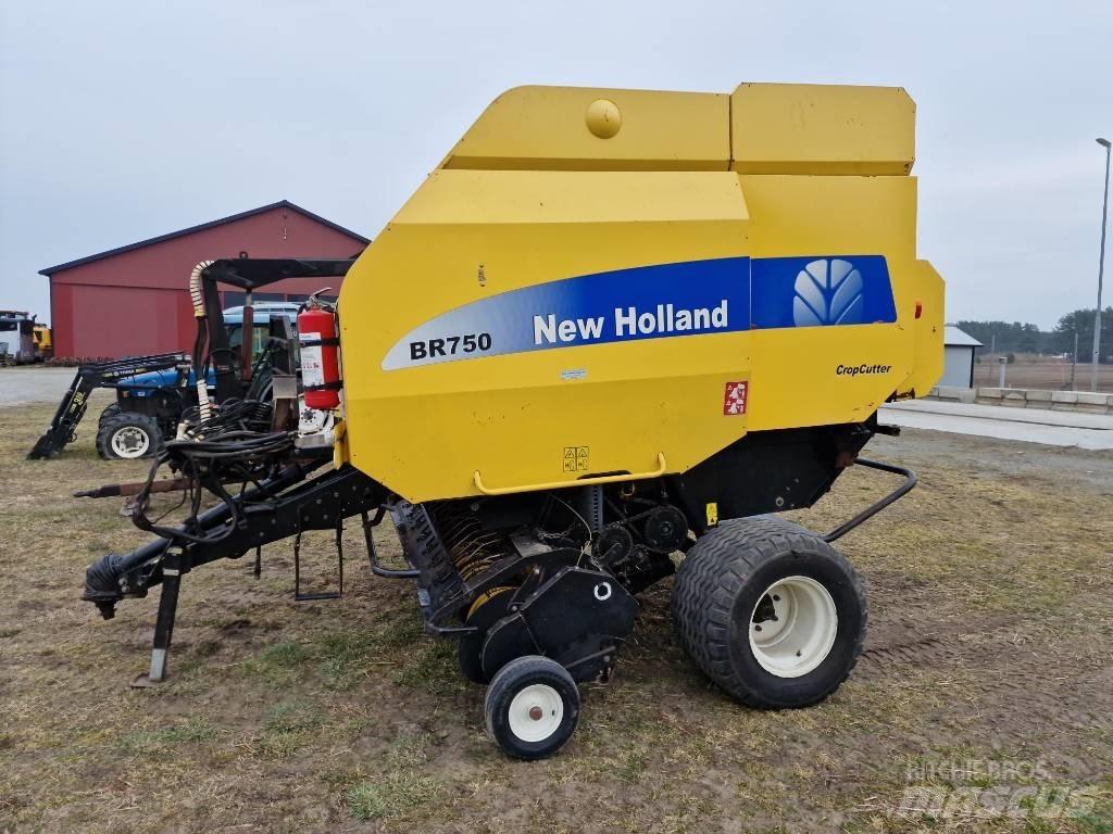 New Holland BR 750 Lis na válcové balíky