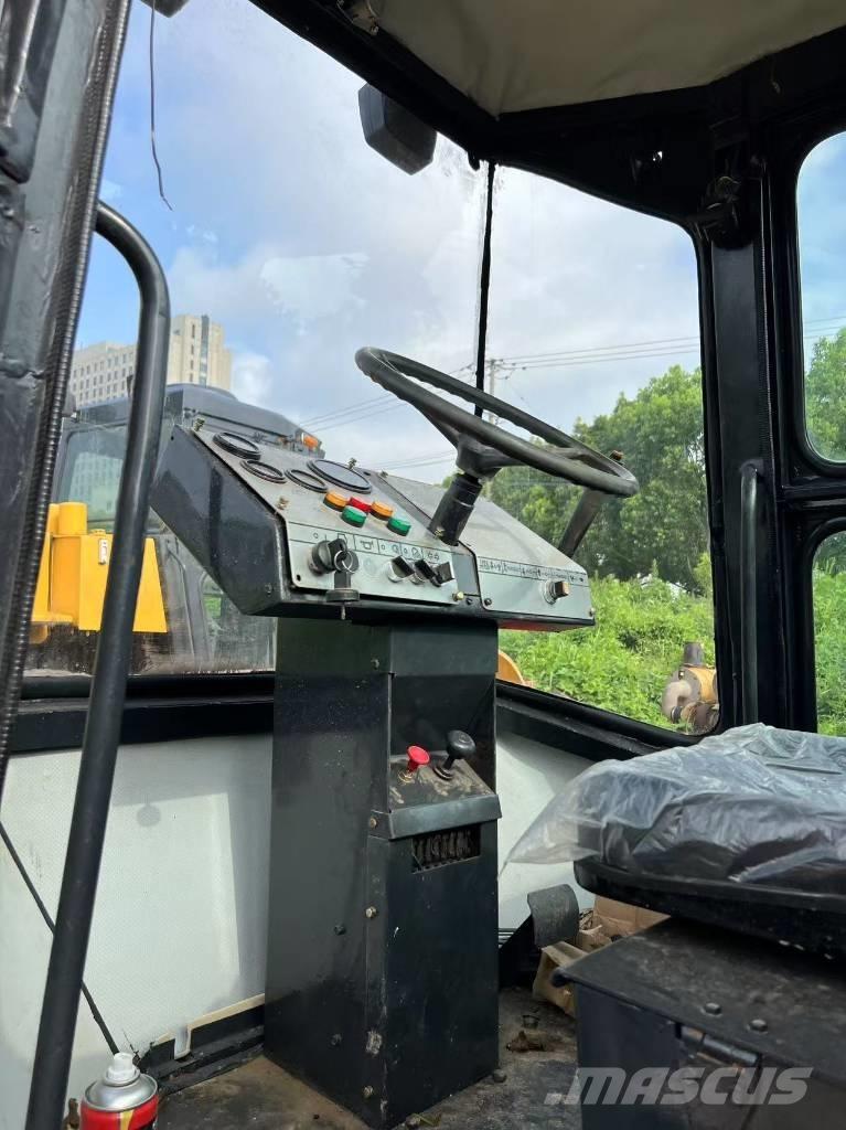 Dynapac CA25D Tahačové válce