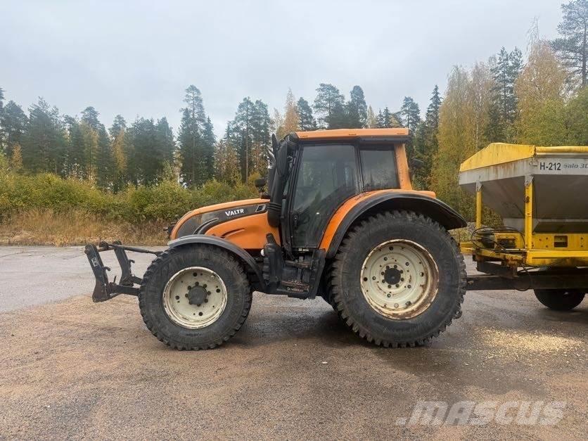 Valtra N142 Traktory