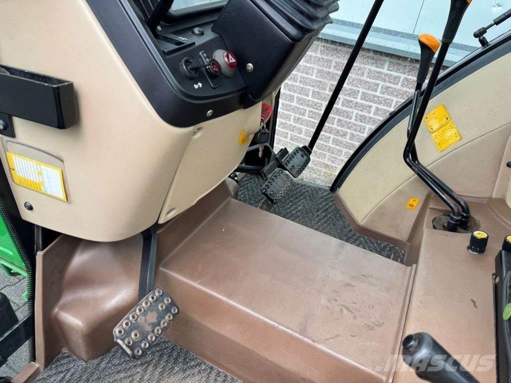 John Deere 5215 Sypače písku a soli