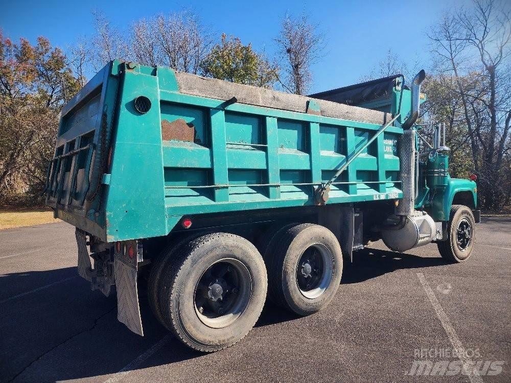 Mack 690S Sklápěče