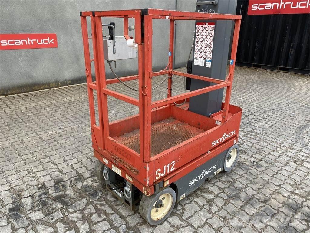 SkyJack SJ12 Vertikální sloupové výtahy