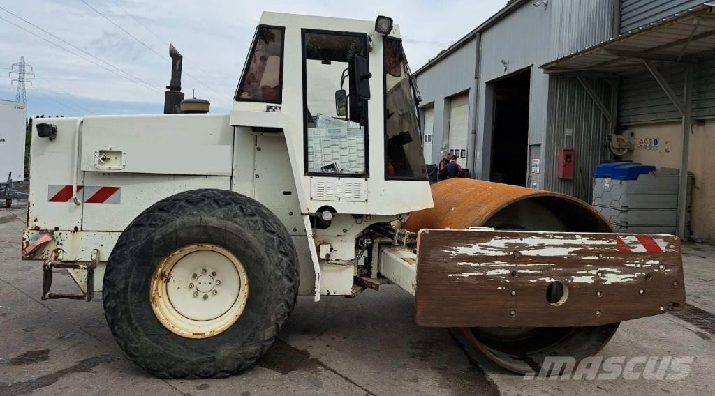 CAT CS583 C Tahačové válce