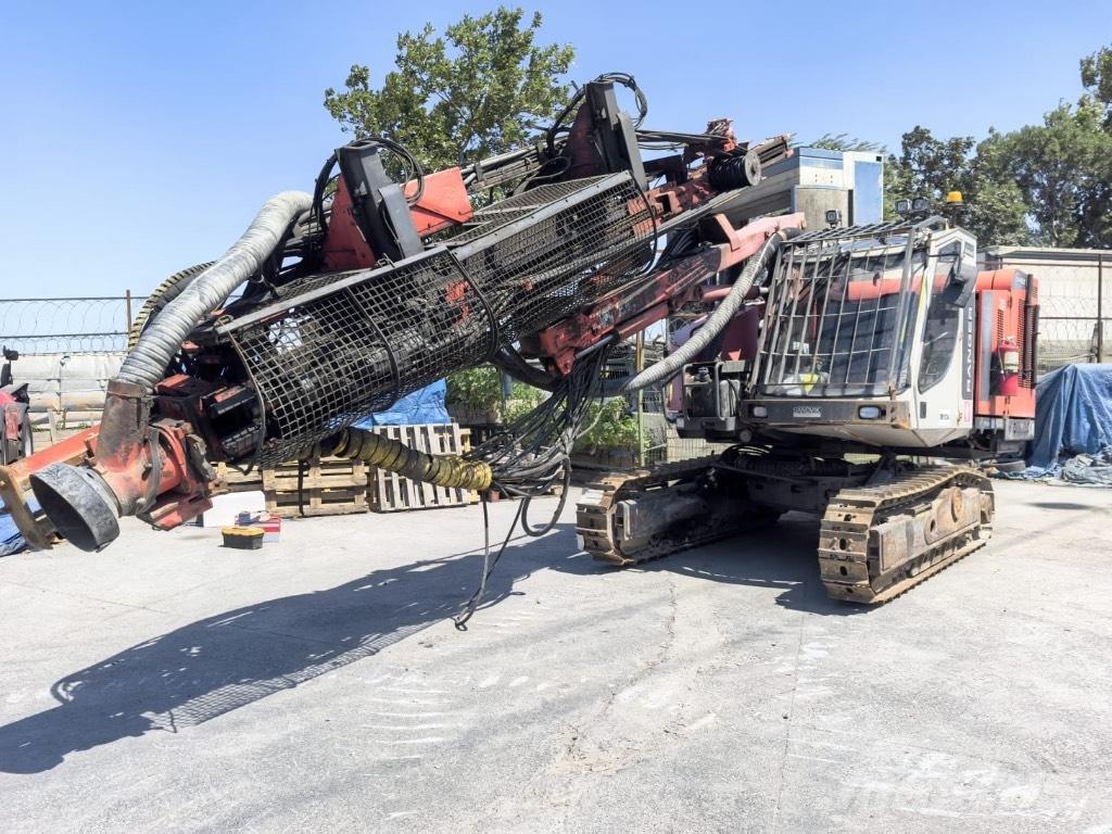 Sandvik DX 800 Povrchové vrtací stroje