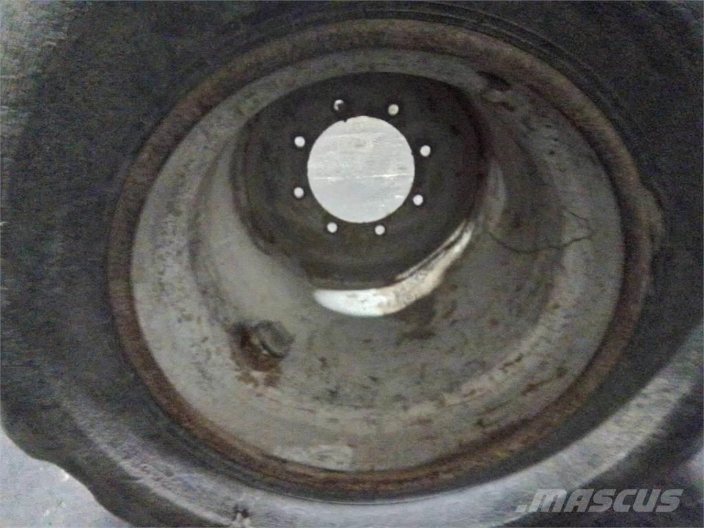 Valmet 820 24x22,5 Pneumatiky, kola a ráfky