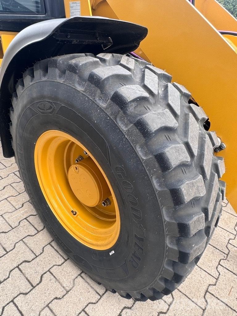 CAT 908 Kolové nakladače