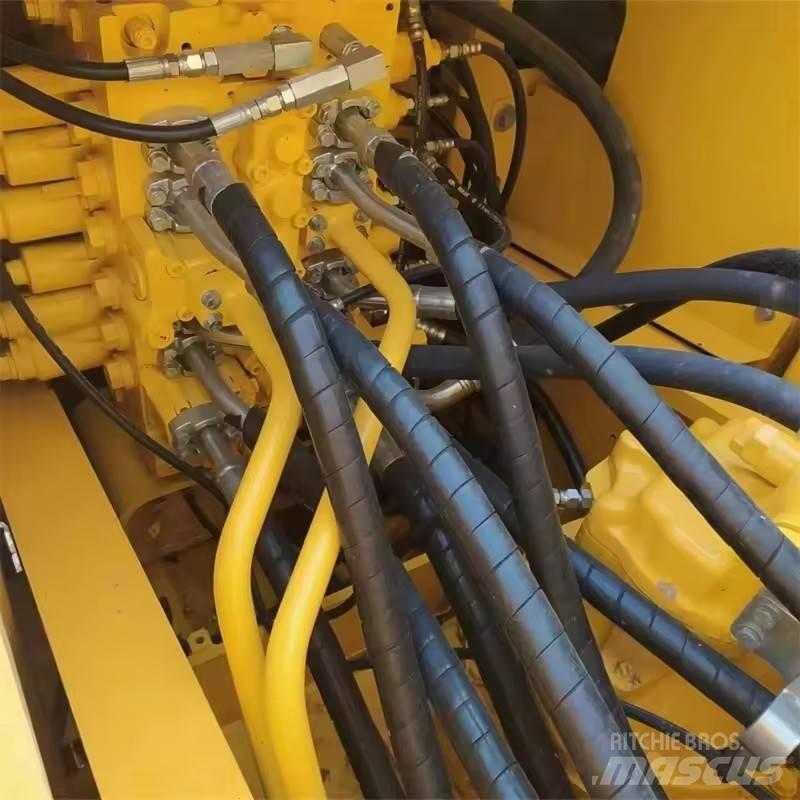 Komatsu PC 200 Pásová rýpadla