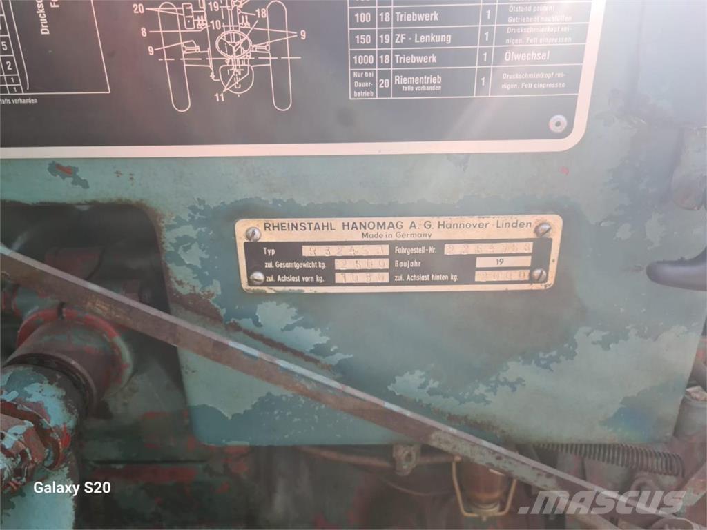 Hanomag R 324 SA Traktory