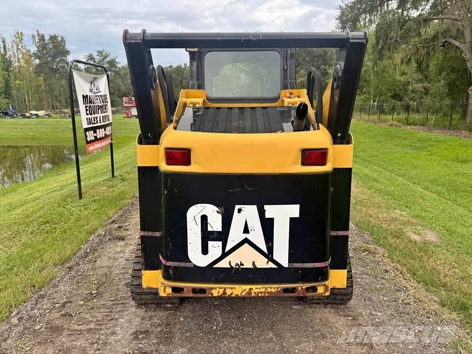CAT 257B Smykem řízené nakladače