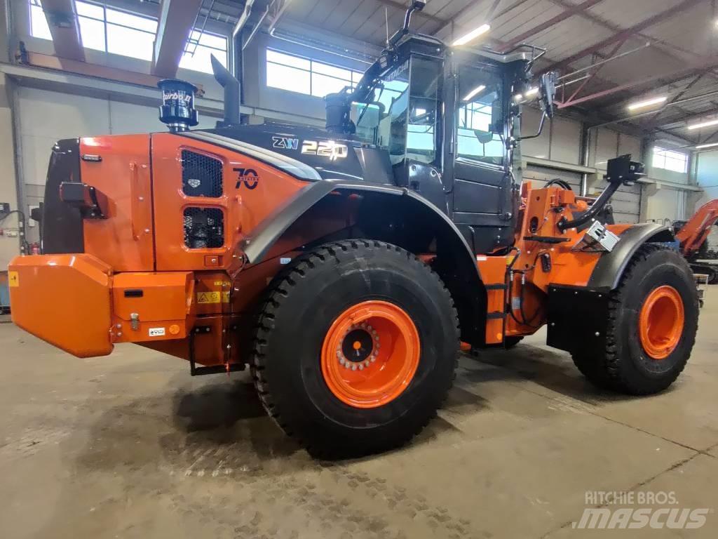Hitachi ZW220-7 Kolové nakladače