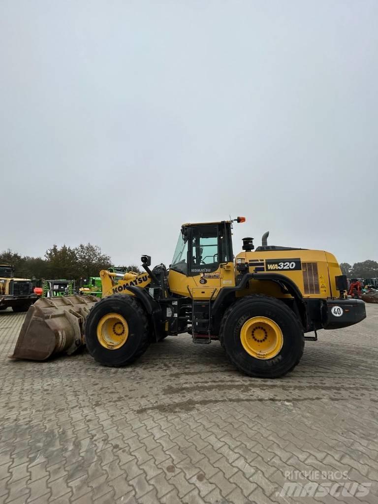 Komatsu WA 320 Kolové nakladače