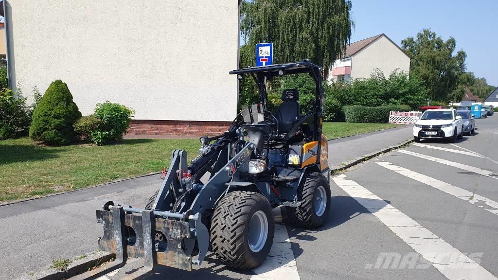 GiANT G 2500 X-Tra Kolové nakladače