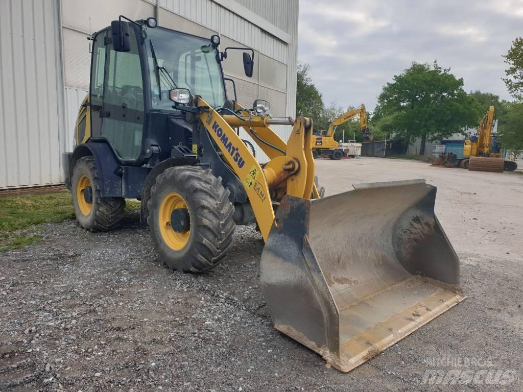 Komatsu WA70M-8 Kolové nakladače