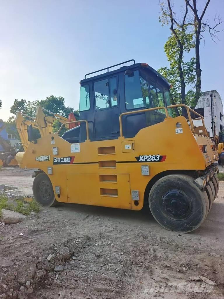 XCMG XP 263 Pneumatikové válce