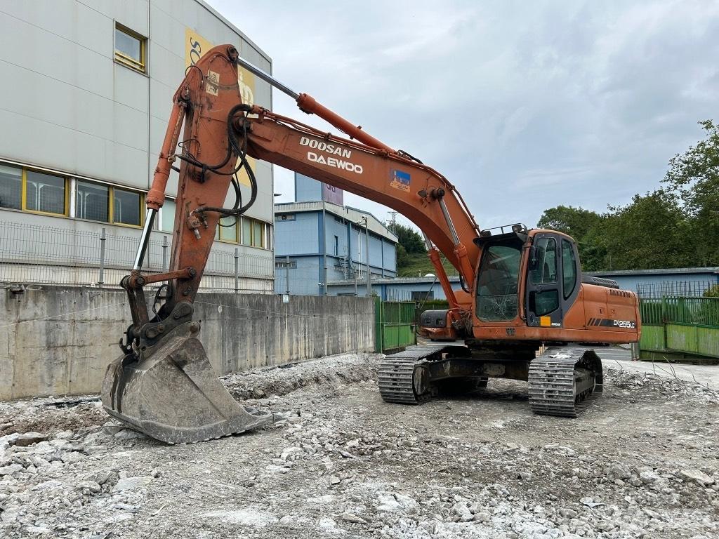 Doosan DX 255 LC Pásová rýpadla