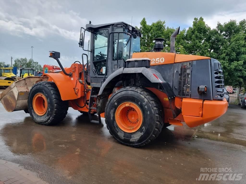 Hitachi ZW 250 Kolové nakladače