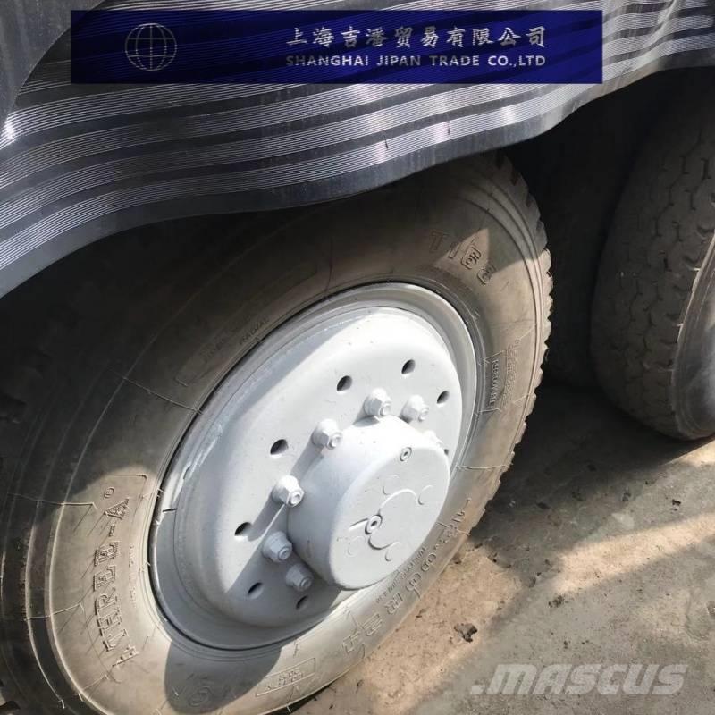 Sany STC1000 Univerzální terénní jeřáby