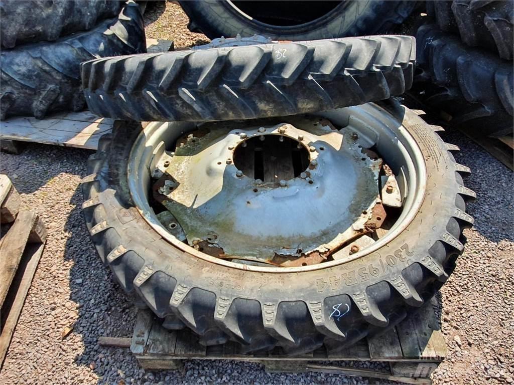 BKT 230/95R44 x2 Pneumatiky, kola a ráfky