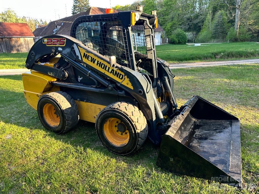 New Holland L 225 Smykem řízené nakladače