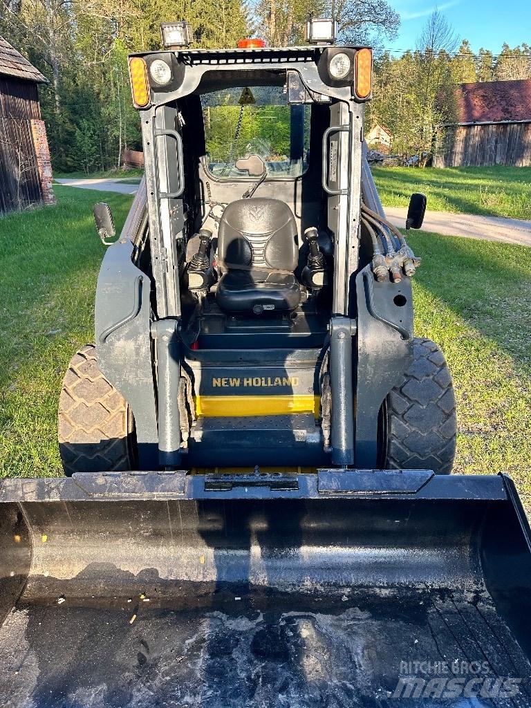 New Holland L 225 Smykem řízené nakladače