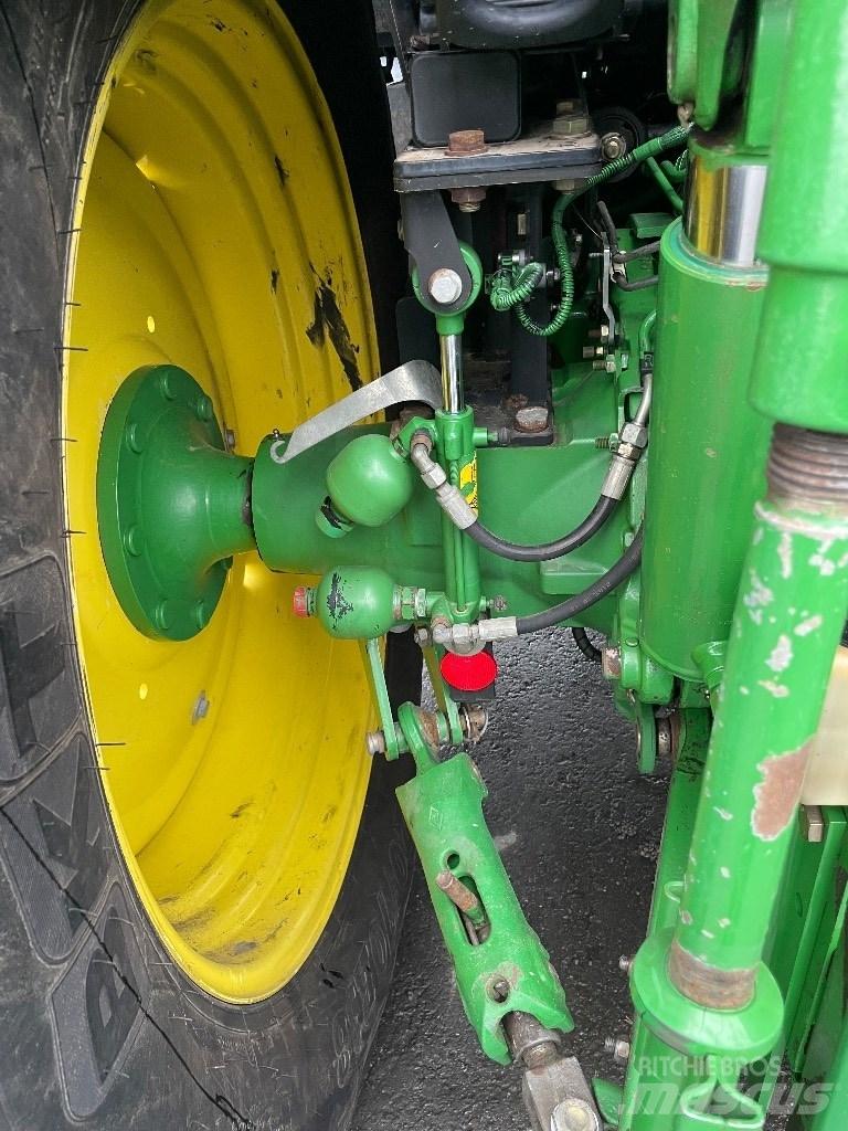 John Deere 6125R Traktory