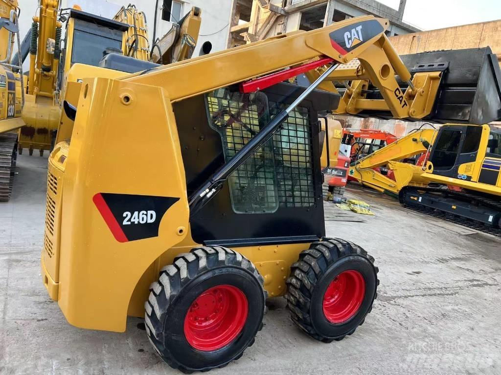 CAT 246D Smykem řízené nakladače