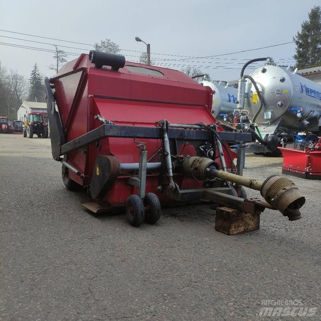 Turf Maker Tidy Sekačky namontované a tažené