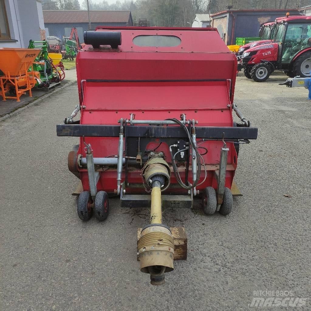 Turf Maker Tidy Sekačky namontované a tažené