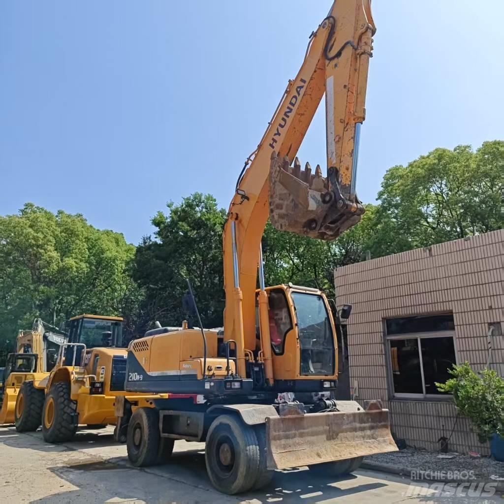 Hyundai R210w-9 Midi rýpadla 7t - 12t