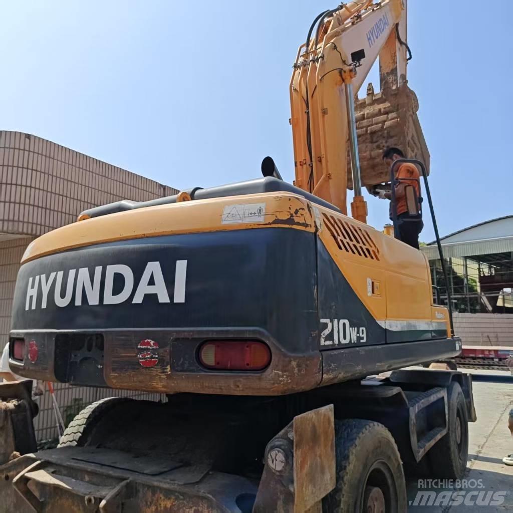 Hyundai R210w-9 Midi rýpadla 7t - 12t