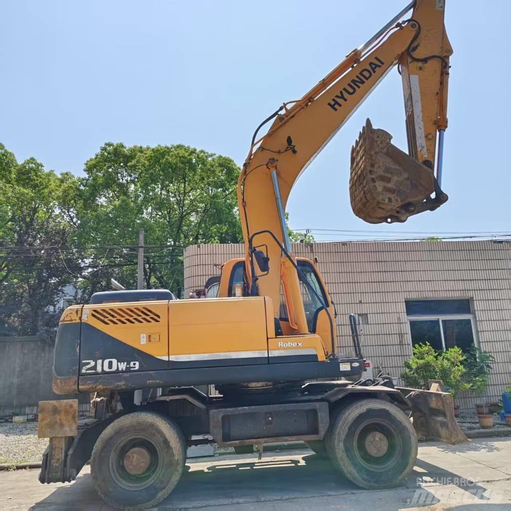 Hyundai R210w-9 Midi rýpadla 7t - 12t