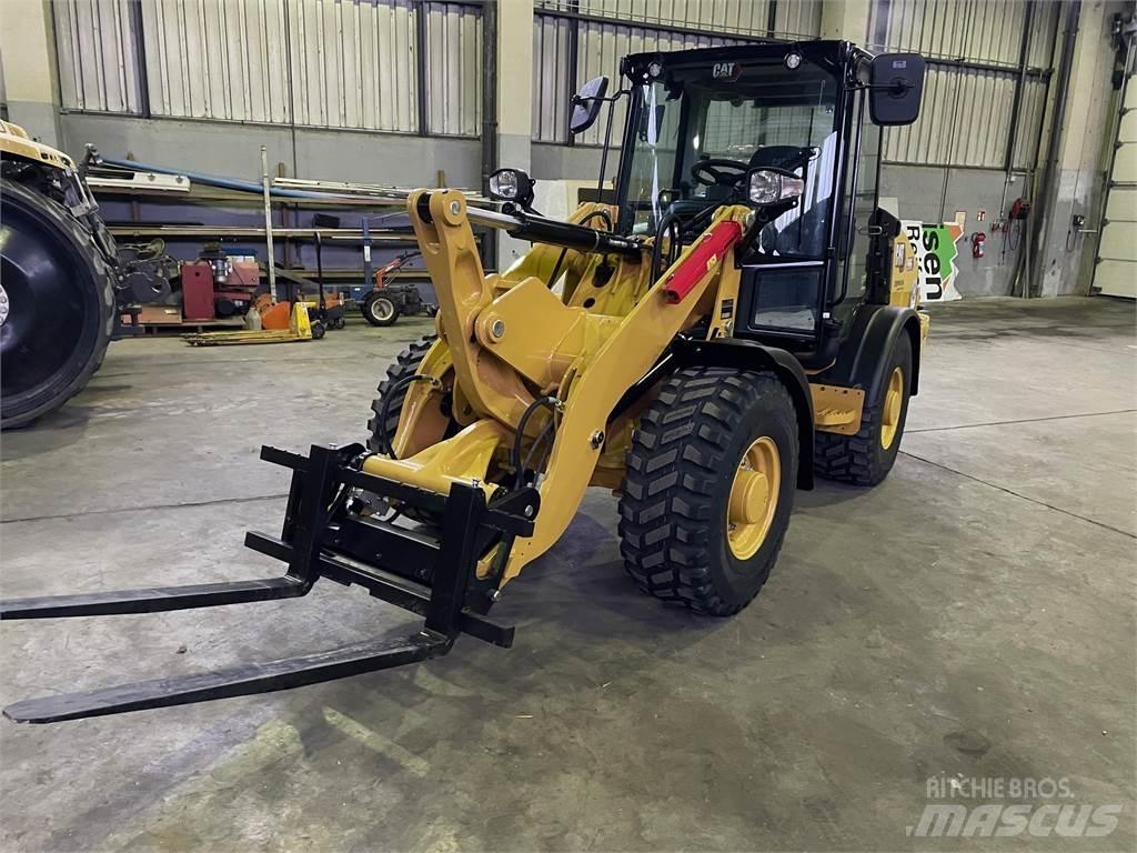 CAT 906 Kolové nakladače