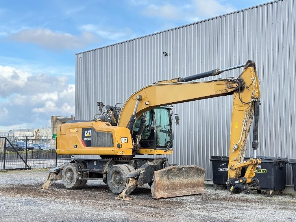 CAT MH3022 Stroje pro manipulaci s odpadem