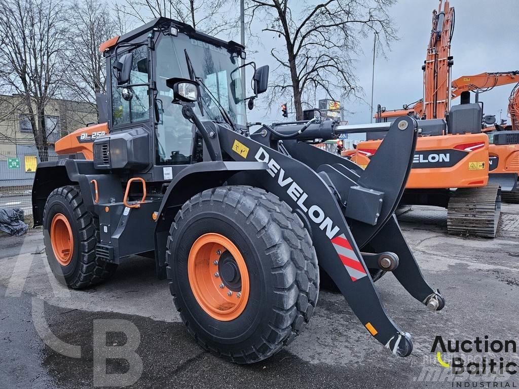 Develon DL250 Kolové nakladače