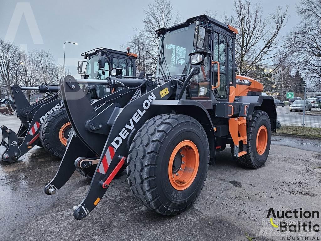 Develon DL250 Kolové nakladače