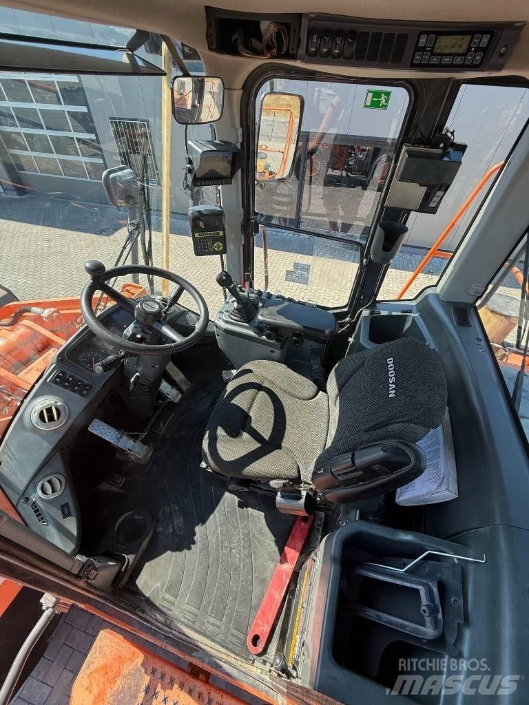 Doosan DL 300-3 Kolové nakladače