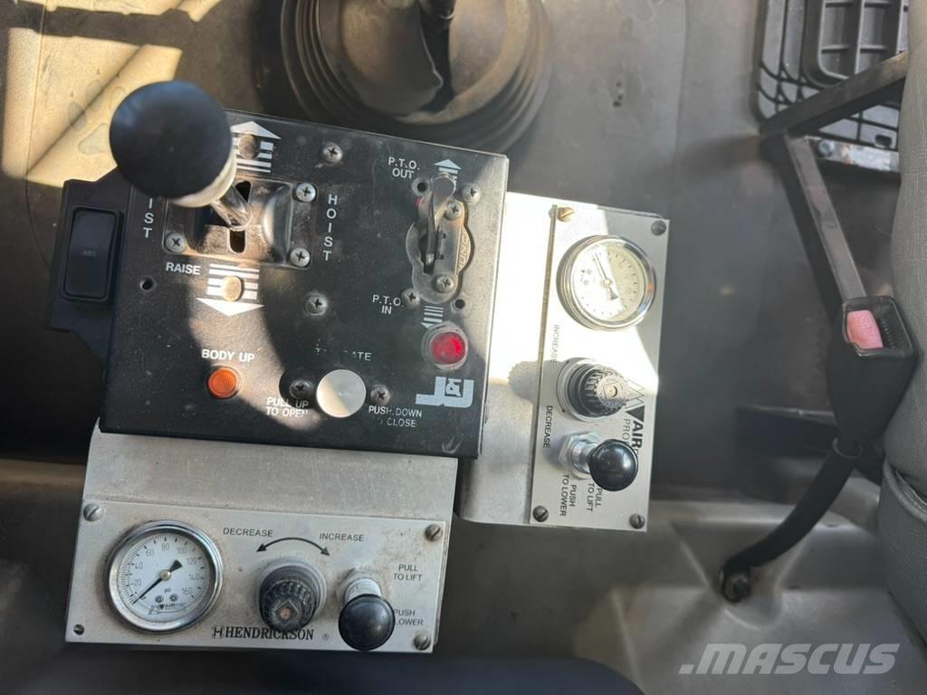 Mack GU813 Sklápěče