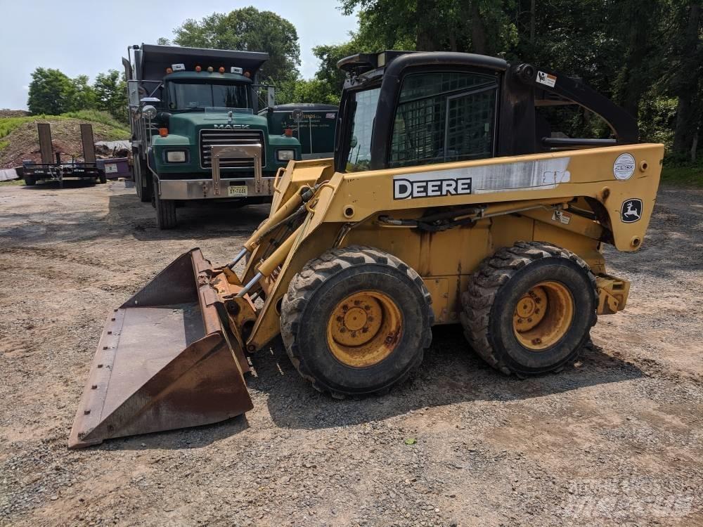 John Deere 328 Smykem řízené nakladače